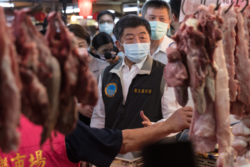 今年9月21日衛福部長陳時中前往傳統市場視察與宣導標示「台灣豬」。（攝影／吳逸驊）