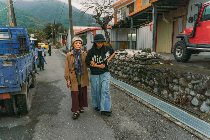 我們回到部落見阿爆的媽媽王秋蘭（愛靜）、為她錄Podcast。從1970年代起成為黑膠歌手的她，在台灣各地表演，至今的部落廣播都能聽到她的歌聲。母女倆如今一起寫詞，一起在族語音樂的道路上開路、前行。（攝影／許𦱀倩）