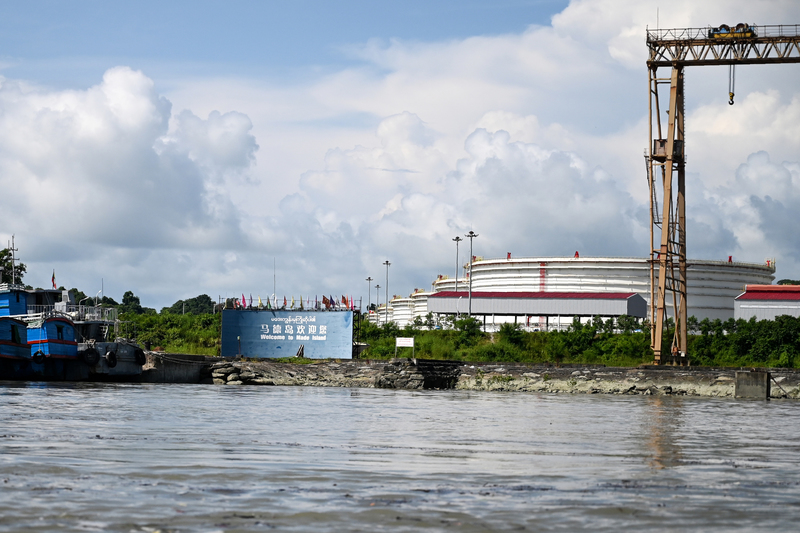 中、緬兩國合資興建的皎漂深水港案，可能導致緬甸嚴重債務危機，翁山蘇姬政府謹慎以對。圖為若開邦皎漂經濟特區內的離島馬德島（Made Island），其上有中國企業的原油儲運設施。（攝影／AFP／Ye Aung THU）