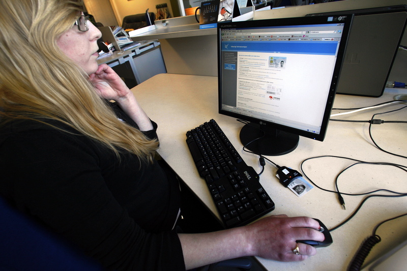 2011年3月，愛沙尼亞舉辦世界上首次提供網路投票的議會選舉，一位民眾正使用資訊加密的身分證投票。（攝影／AFP／Raigo Pajula）