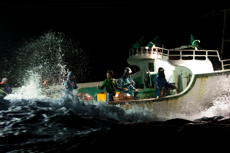 一艘正在夜間作業的台灣籍漁船，非文中指涉對象。（攝影／Paul Hilton／Greenpeace）
