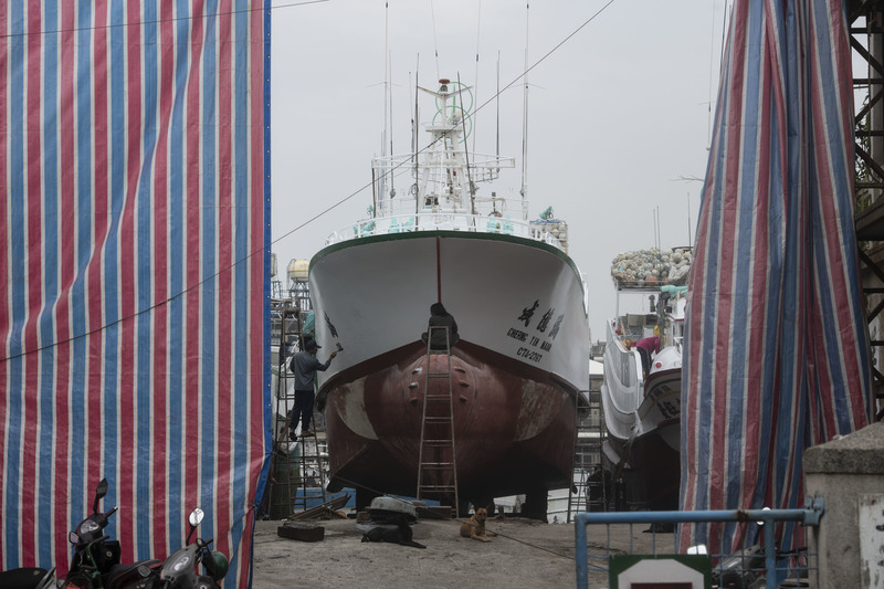 除了鼓勵改造船體符合國際標準，漁業署準備針對小釣船推出「減船計畫」，協助業者轉型或退場。圖為東港漁港內一艘小釣船正在重新上漆。（攝影／楊子磊）