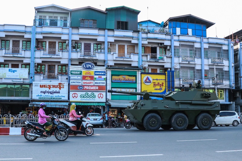 2月1日軍方發動政變後，隔日在克欽邦首府密支那的市區也可見到裝甲車行駛街道上。（攝影／AFP／STR）