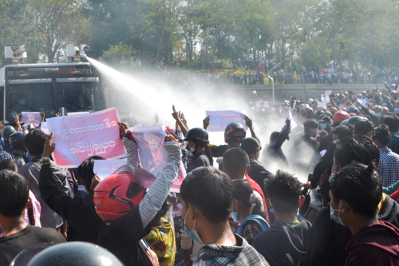 2月8日在首都奈比多街頭，警方使用水車驅散上街抗議軍事政變的民眾。（攝影／AFP／STR）