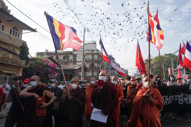 2月8日仰光街頭，一隊由佛教僧侶帶領的抗議隊伍。（攝影／AFP／STR）