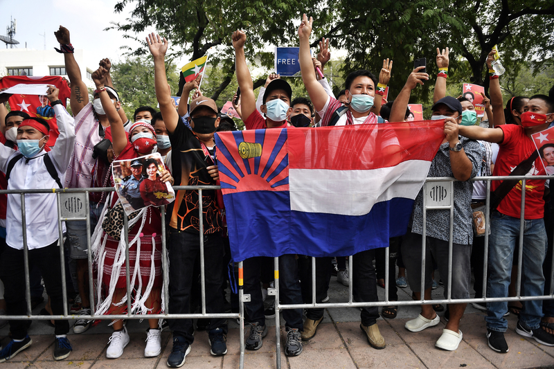 在泰國曼谷的緬甸僑民，2月7日聚集聲援國內反對軍事政變的示威抗議。（攝影／AFP／ Lillian SUWANRUMPHA）