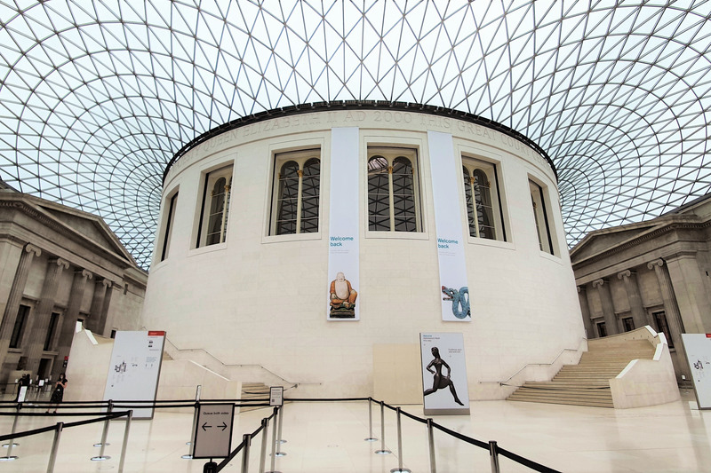 2020年8月底大英博物館重新開放參觀，平日人潮眾多的大中庭，因館方限制人數，少見的清幽。（圖片提供／黃貞貞）