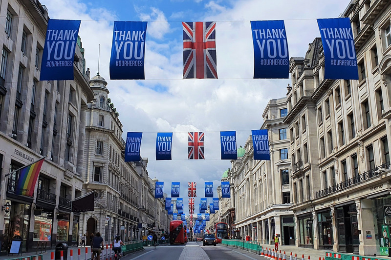去年英國首次解封時，倫敦市中心知名的攝政街懸掛感謝抗疫英雄的布條。（圖片提供／黃貞貞）