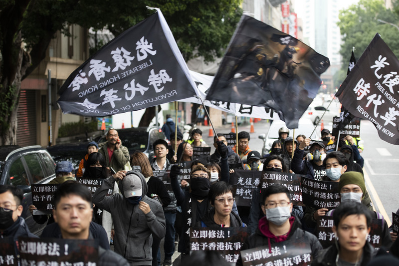 2020年1月19日，Andy在一場聲援港人的遊行隊伍中揮舞旗幟。（攝影／楊子磊）