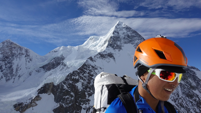 張元植和呂忠翰（阿果）2019年曾組隊挑戰K2冬攀，但最後因雪況不穩定選擇撤退。圖為張元植與K2頂峰合影。（攝影／呂忠翰）