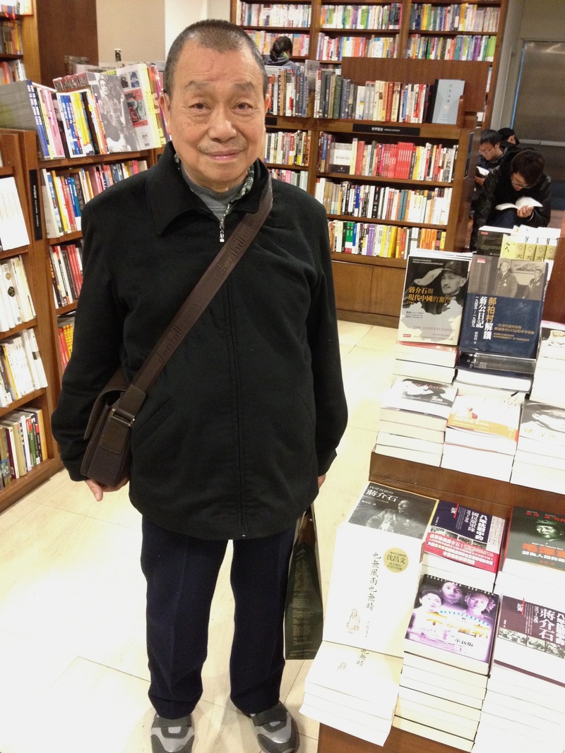 2012年沈公來台發表回憶錄《心無風雨也無晴》。在誠品書店看到他的書堆已經賣得「變矮」，沈公很愉快。（照片提供／郝明義）