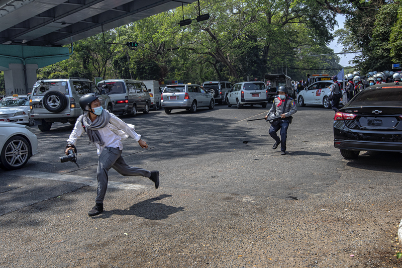 前《緬甸時報》（The Myanmar Times）記者阿翁（化名，左），辭職後另創公民媒體，現為自由攝影記者。（攝影／Naing Lin Htun）