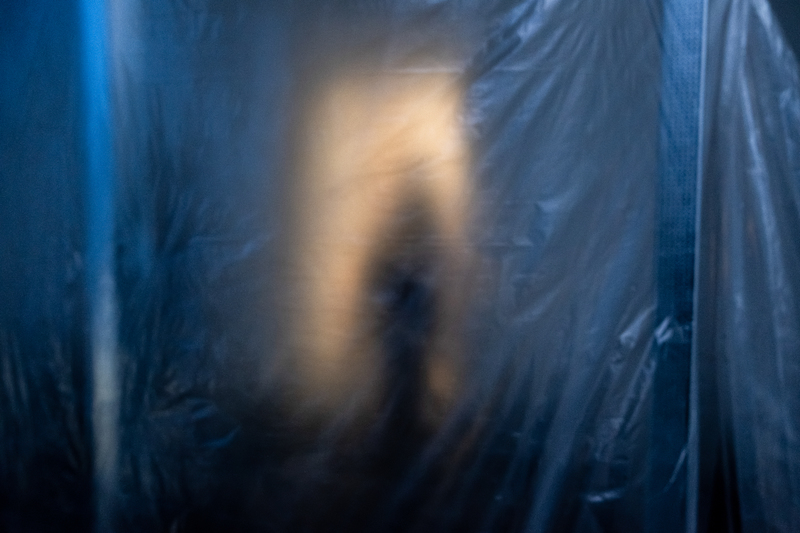 「脫逃星球」主題中，藝術家范柯·荷瑞古拉芬以防空避難室為創作背景的參展作品作品《腐敗的空氣─第六幕》。（攝影／林彥廷）