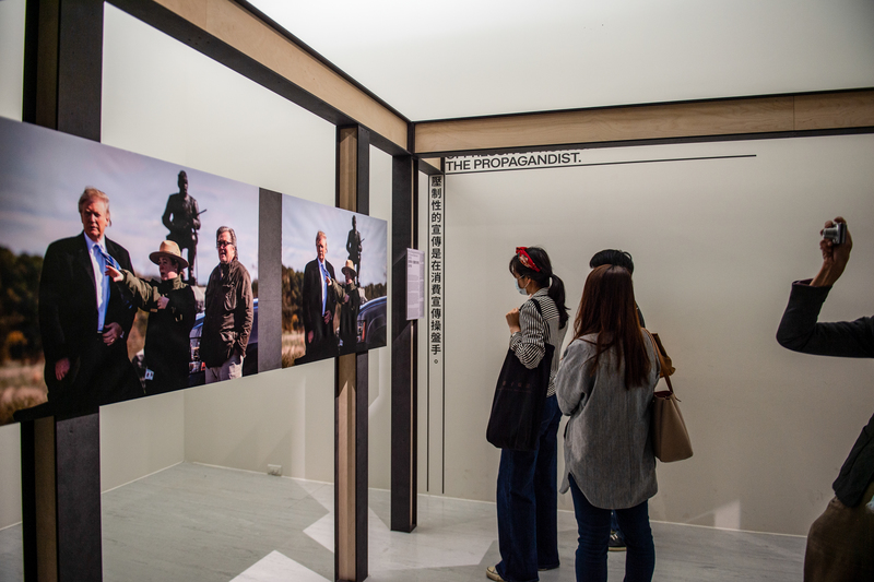 藝術家尤拿斯．史塔作品《史蒂夫．班農：宣傳大業的梳理與回顧》展區。（攝影／林彥廷）
