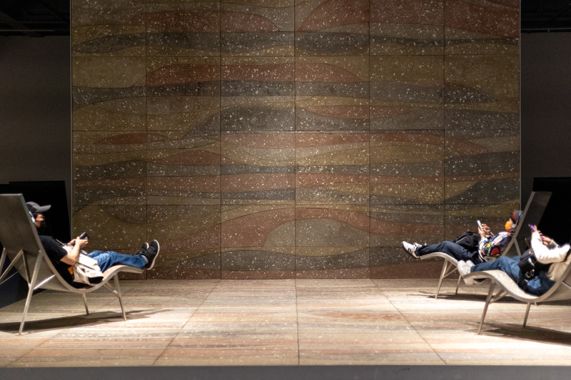 食事提案（丹尼爾．費南多．巴斯克瓦 & 阿隆．夏貝）以蚵殼水磨石表面及躺椅裝置的作品《牡蠣間》。（攝影／鄭宇辰）