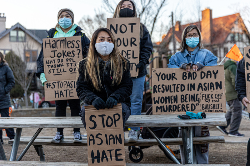 ３月18日，明尼蘇達州的明尼亞波利斯（Minneapolis）亞裔社群舉行「亞裔團結遊行」（Asian Solidarity March），民眾手持標語，反對亞特蘭大槍擊案兇嫌的說詞，認為這就是一起亞裔仇恨犯罪。（攝影／AFP／Kerem Yucel ）