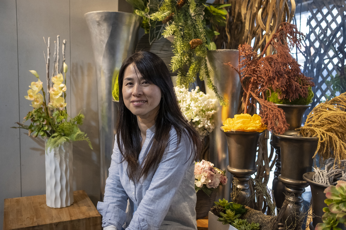 以花為橋 設計更好的方式說再見 喪禮花藝師 陪伴翻閱生命終章 報導者the Reporter