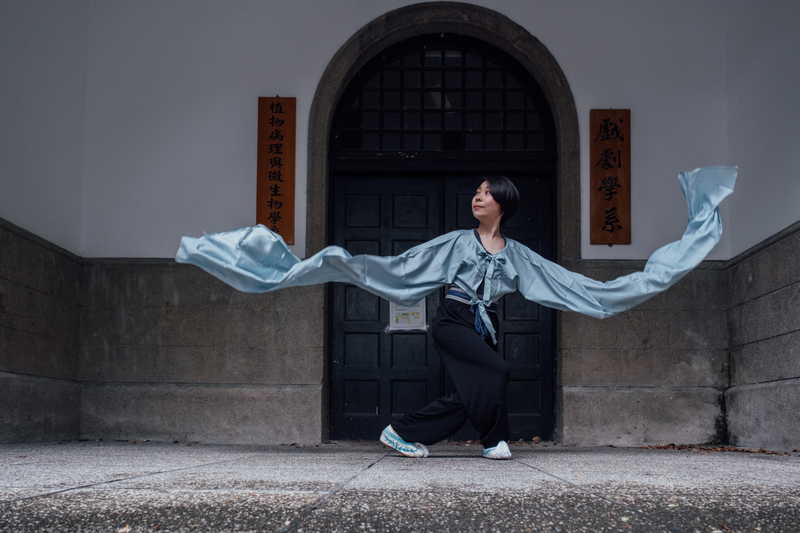 為了自由故──從戲曲追尋新生，袁學慧在台灣想望香港的青春夢