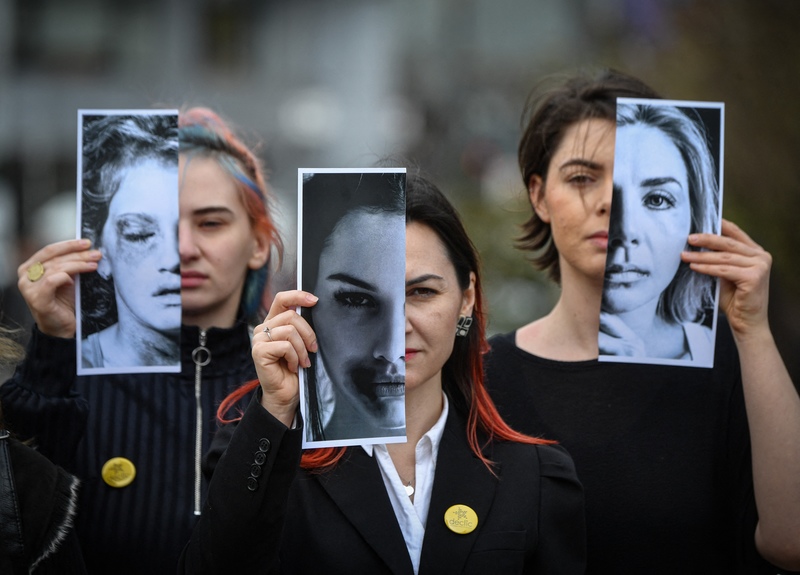 聯合國致力對抗全球對女性的暴力，然而不同國家關注女性受暴以及揭露的程度不一。圖為羅馬尼亞的示威者要求政府立法加強保護家暴受害者。（攝影／AFP／Daniel MIHAILESCU ）