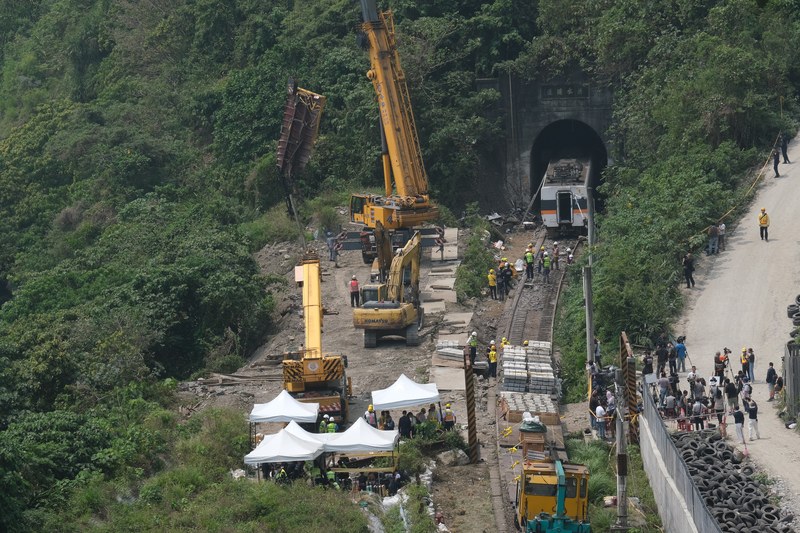 吊車將肇事工程車遺骸吊走。（攝影／余志偉）