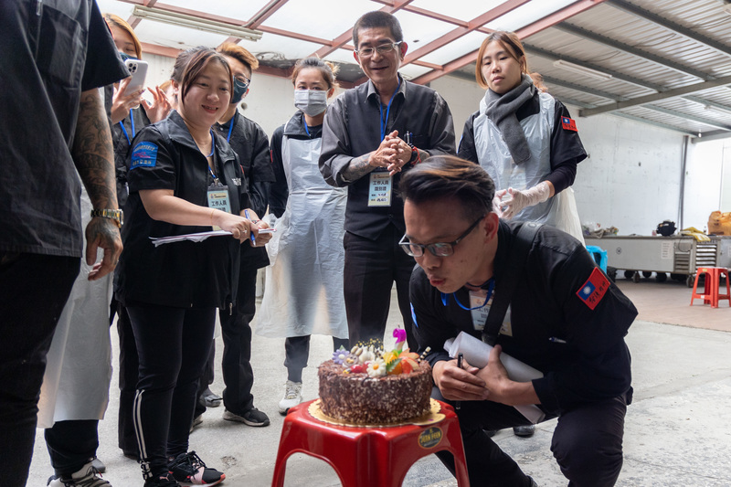 4月5日是修復師邱柏森的生日，76行者的夥伴們為他準備了蛋糕。（攝影／鄭宇辰）