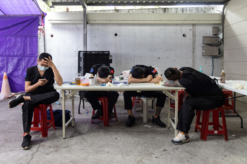 Working tirelessly day after day, exhausted cosmetologists rested to one side. (Photography / Cheng Yu-chen)