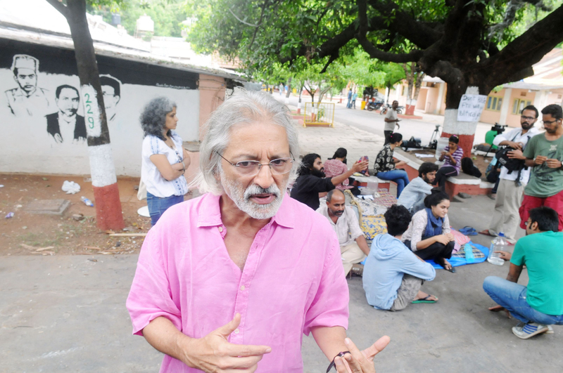 71歲的安南．帕渥丹（Anand Patwardhan）是印度當代最重要的紀錄片大師，在記錄衝突的關鍵時刻，會選擇踏入鏡頭呈現自己的觀點與立場。（攝影／The Times of India via AFP／Shyam Sonar）