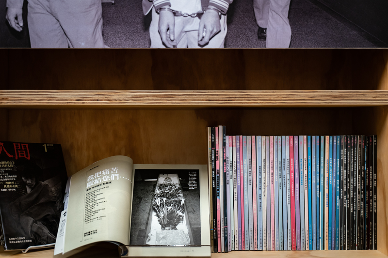 “I Devote My Pains to You,” by Kuan Hung-chih in June 1987, covered the large-scale Tang Yingshen rescue campaign. Pictured here is the Ren Jian magazines, winner of the 2021 TIDF Special Contribution Awards, exhibited at Lightbox Bookstore. (Photo credit: Chen Hsiao-wei)