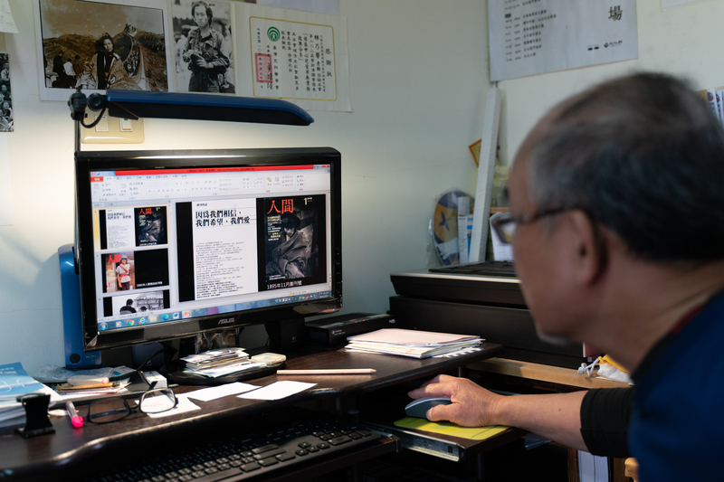 After retirement, Tsai Ming-te keeps combing through the pictures he previously took. In front of his working table is a picture of him carrying a camera. (Photo: Chen Hsiao-wei)