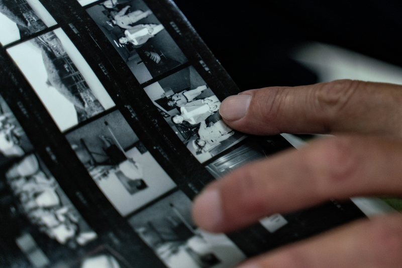 Leafing through the negatives, Tsai Ming-te pointed at the frame in which Tang, handcuffed, was transferred from detention to the first instance at the Taipei Local Court. (Photo credit: Chen Hsiao-wei)