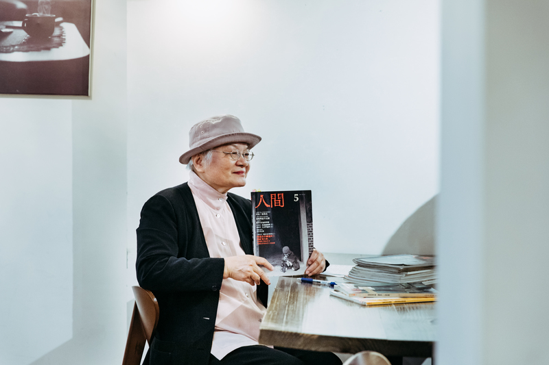 The first time Chichi edited for the Ren Jian magazine was with the fifth issue of 1983 in hand. It contained an interview with Ko Hsi-chieh, and described “sunning the Buddha” in Tibet. (Photo: Tsai Yao-cheng)