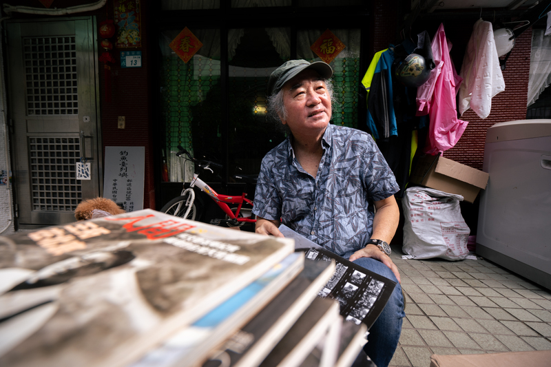 前《人間》雜誌攝影記者鍾俊陞從家中搬出雜誌、底片印樣以及陳映真手繪的插畫等收藏。（攝影／蘇威銘）