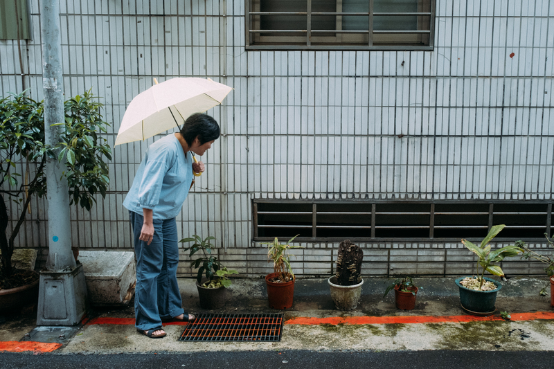 曾淑美回到位於地下室的《人間》雜誌編輯部舊址外探訪。（攝影／蔡耀徵）