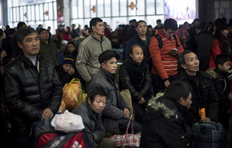中國實行了60年以上的城鄉二元戶籍制度，大量來自鄉村的勞動人口難以在沿海城市落地生根，也形成春節期間的集體遷徙現象。（攝影／AFP／JOHANNES EISELE）