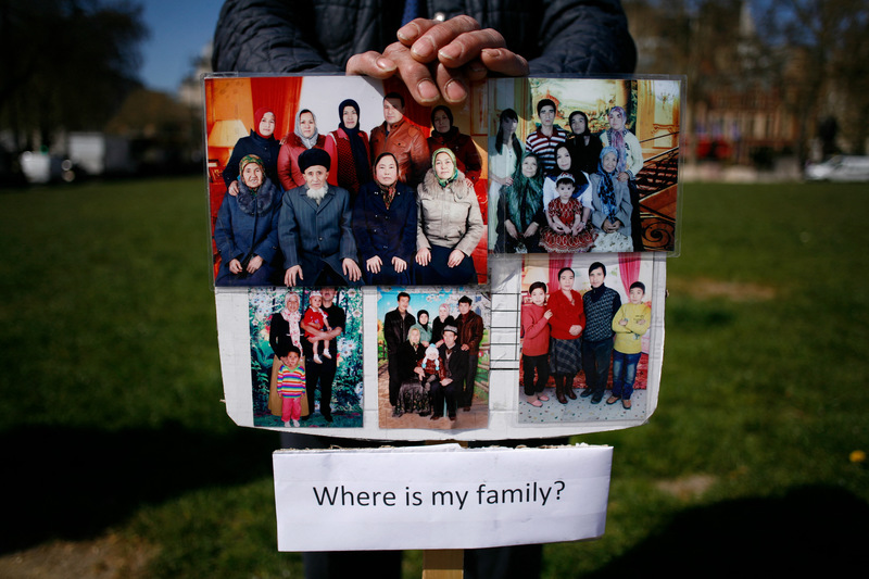 2021年4月22日，許多海外的維吾爾族人前往倫敦的西敏宮外，呼籲人們關注新疆問題。（攝影／Anadolu Agency via AFP／David Cliff）