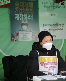在韓國國會前絕食中的金美淑。（照片提供／韓國民主勞總 ）