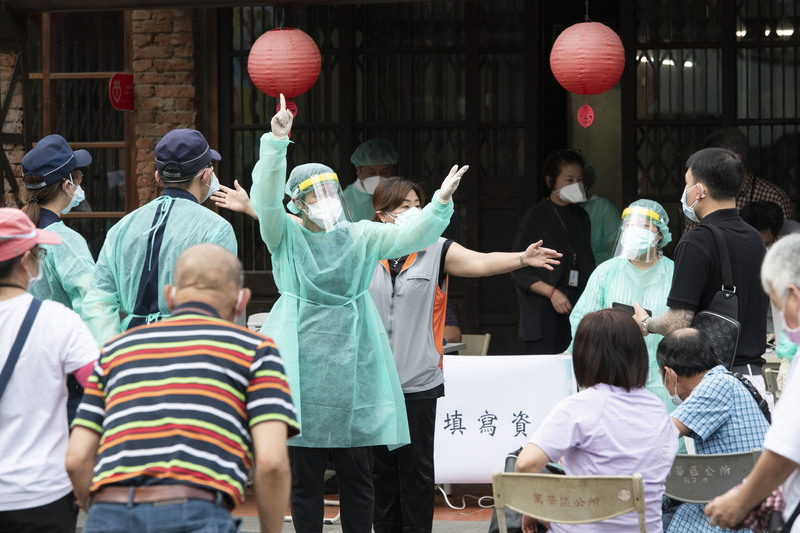 守住醫院、才能守住更多人：雙北疫情外溢全台，社區聯防如何儘速補位