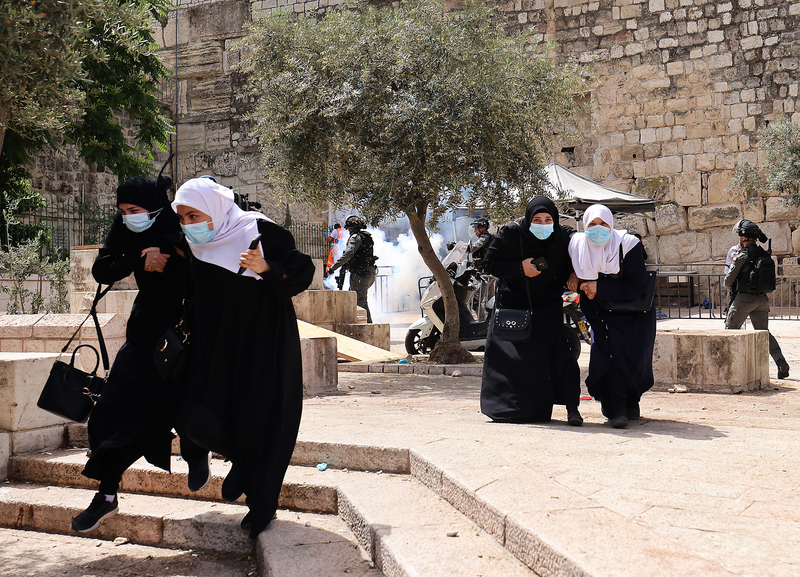 2021年5月10日，以色列部隊在阿克薩清真寺，朝聲援謝赫賈拉社區巴勒斯坦民眾者施放催淚彈。（攝影／AFP／Emmanuel Dunand）