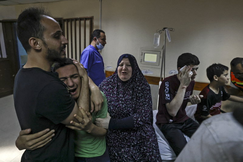 2021年5月17日，以色列對加薩發動空襲，在希法醫院（Shifa Hospital）內，一個巴勒斯坦家庭因得知數名家人過世而慟哭。（攝影／AFP／Mahmud Hams）