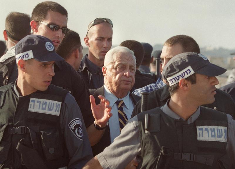 2000年9月28日，以色列反對黨領導人夏隆（Ariel Sharon）在軍警層層保護之下參訪阿克薩清真寺。（攝影／AFP／Awad Awad）
