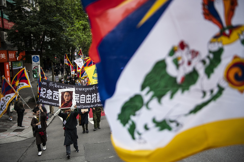 2021年3月7日，紀念西藏抗暴日的遊行隊伍行經台北市的忠孝東路。（攝影／楊子磊）