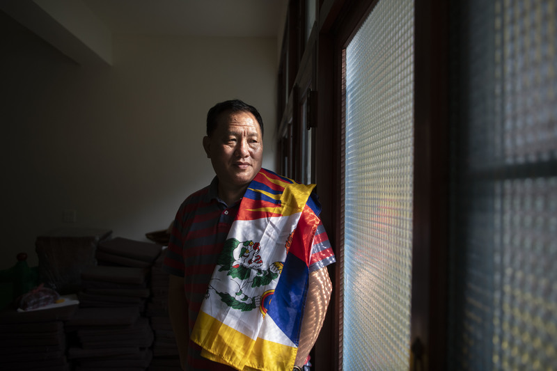 群佩年輕的時候在西藏參加反抗組織，1987年參與抗爭遭到前來鎮壓的武警打中兩槍，最後帶著仍未完全癒合的傷口逃離家鄉，10年後來到台灣。（攝影／楊子磊）