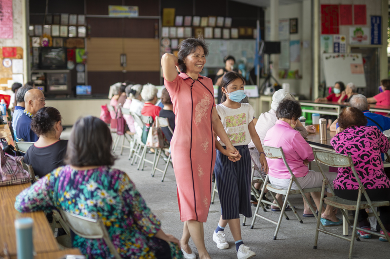 在人生祕密交談所：他們穿壽衣走秀、玩喪禮桌遊，連身後事都敢說