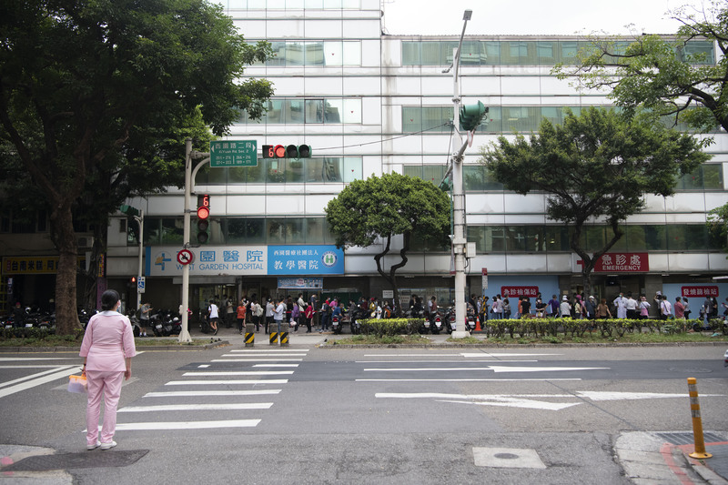 5月14日下午，台北市萬華區西園醫院的社區篩檢站出現排隊人潮。（攝影／楊子磊）