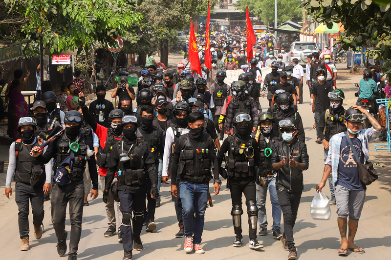 4月3日在中部大城曼德勒，一隊支持武裝反抗軍事政變的示威者走在遊行隊伍前方。（攝影／AFP／STR ）