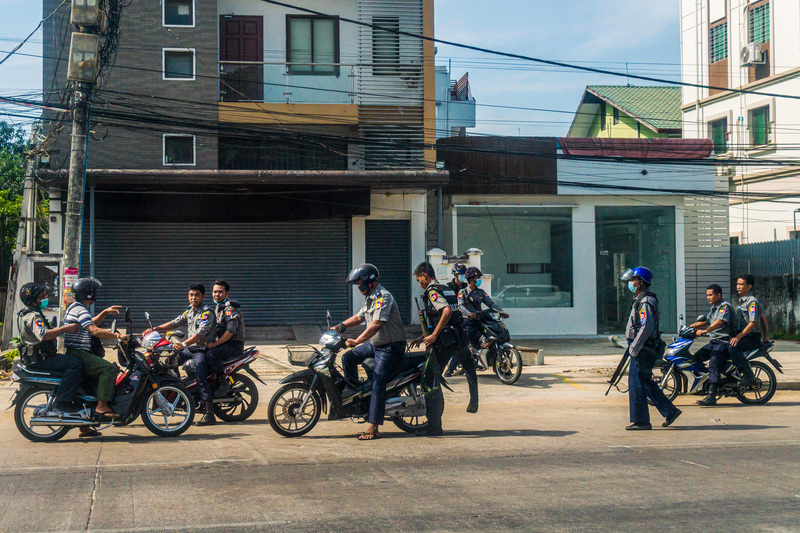 5月15日，緬甸最大城市仰光街頭，一隊武裝警察正搜查參與示威的民眾。（攝影／AFP／STR ）