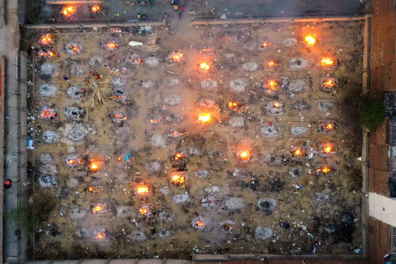 2021年4月26日，眾多因COVID-19喪生的亡者在新德里的一處火葬場火化。（攝影／AFP／Jewel Samad）