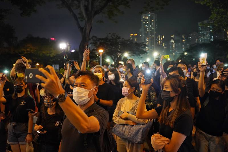 香港現場，民眾舉起手機代替燭光悼念六四。（攝影／劉貳龍）