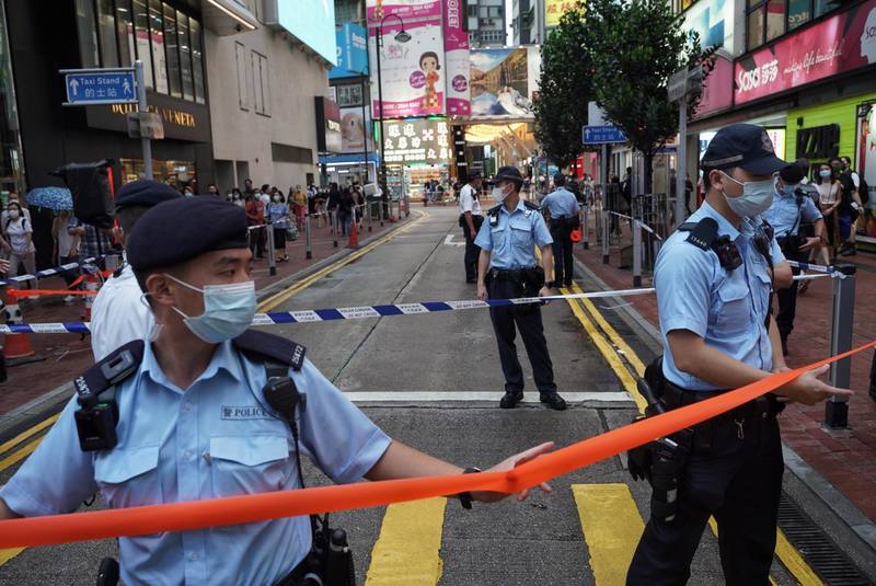 612兩週年，港警到銅鑼灣崇光百貨封街，預防人們聚集。（攝影／陳朗熹）