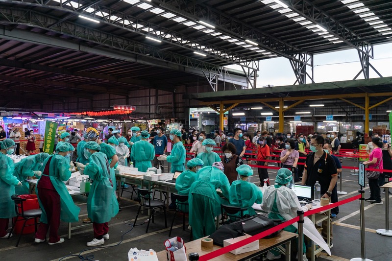 亞東醫院快篩部隊進駐三重果菜市場進行快篩作業。（攝影／陳曉威）